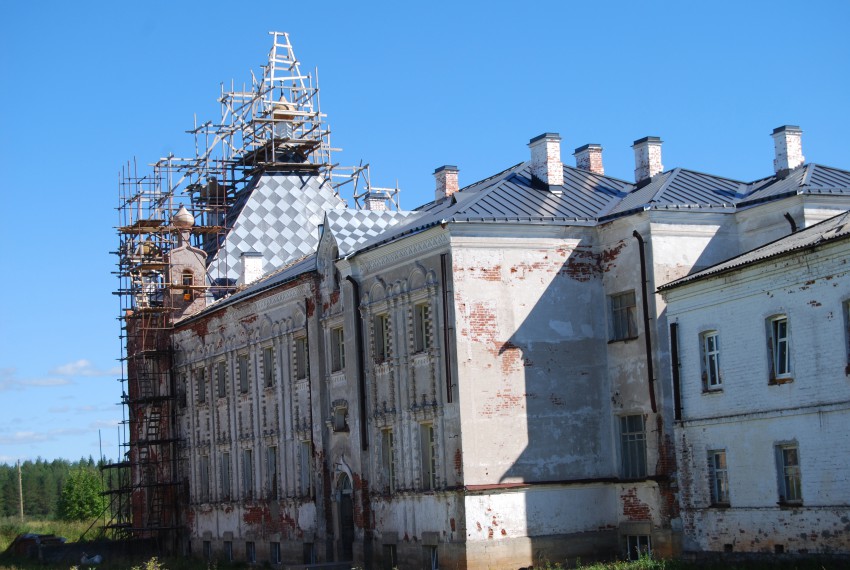 Артемиев Веркольский монастырь. Трапезная церковь Казанской иконы Божией Матери, Веркола (Новый Путь) (Пинежский район, Архангельская область). фасады, Вид с севера (со стороны входа в трапезную)