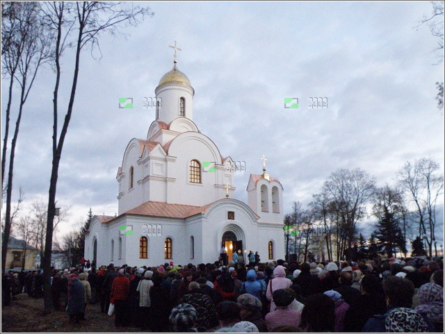 Церковь Казанской иконы Божией Матери, Владимир (Владимир, город, Владимирская область). документальные фотографии, Вид с северно-запада. Фото сделано в день освящения и открытия храма. Начало торжеств состоялось в 16-00, быстро стало смеркаться.