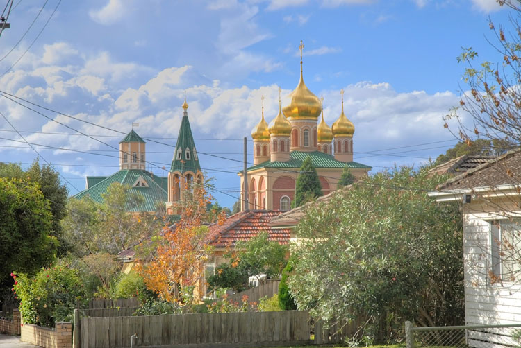 Собор Покрова Пресвятой Богородицы, Мельбурн (Австралия, Прочие страны). общий вид в ландшафте, Вид с юга - с угла Парквью-авеню и Харрисон-стрит.