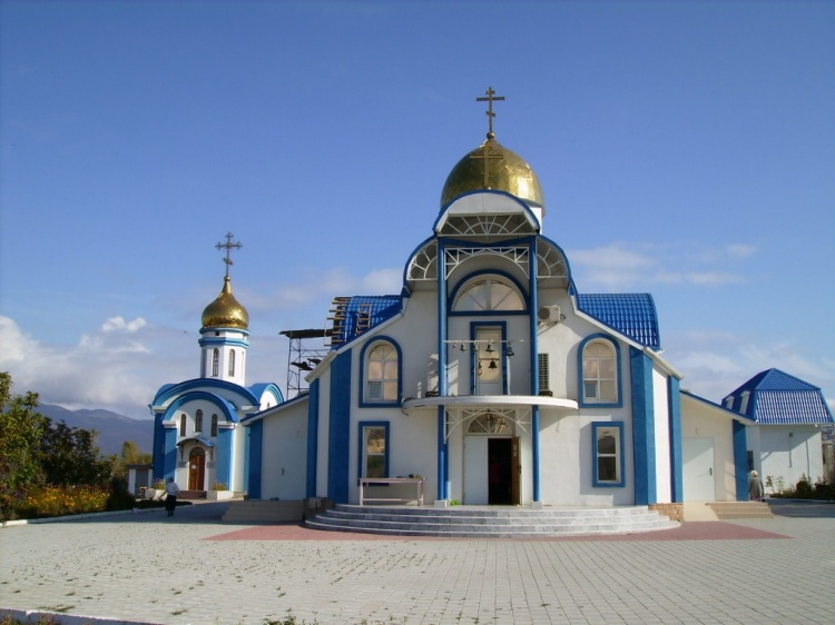 Церковь Новомучеников и исповедников Церкви Русской, Новороссийск (Новороссийск, город, Краснодарский край). общий вид в ландшафте, Храм  Дмитрия  Солунского  слева,  Новомучеников  и  Исповедников  Российских  -  справа
