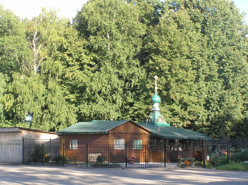 Часовня над могилой игумена Бориса Храмцова, Деулино (Сергиево-Посадский городской округ, Московская область). общий вид в ландшафте