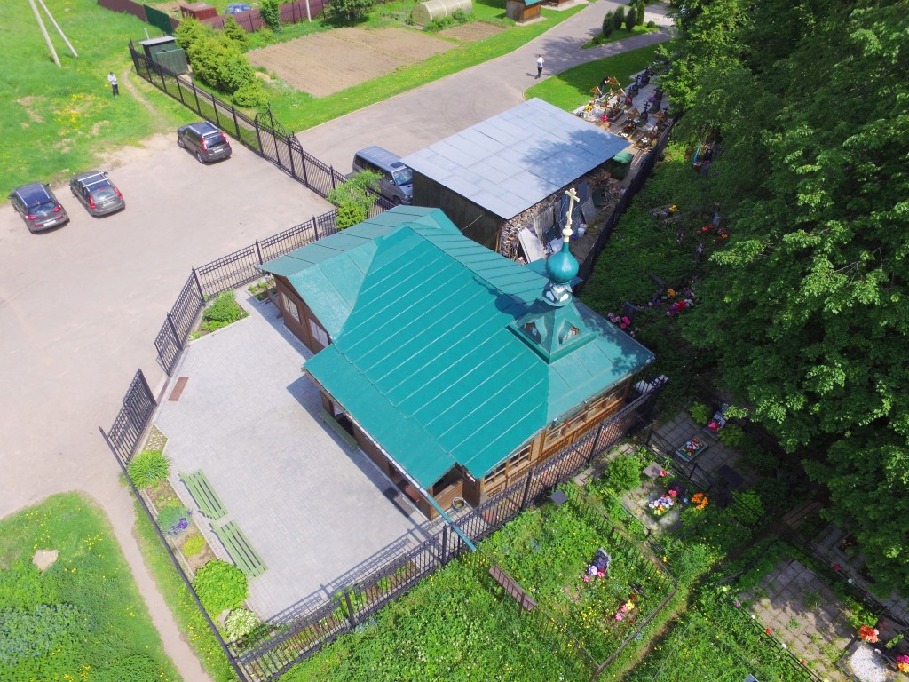 Часовня над могилой игумена Бориса Храмцова, Деулино (Сергиево-Посадский городской округ, Московская область). общий вид в ландшафте, Вид с юго-запада, фото с квадрокоптера