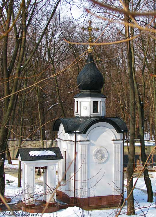 Неизвестная часовня в Сокольниках, Харьков (Харьков, город, Украина, Харьковская область). общий вид в ландшафте