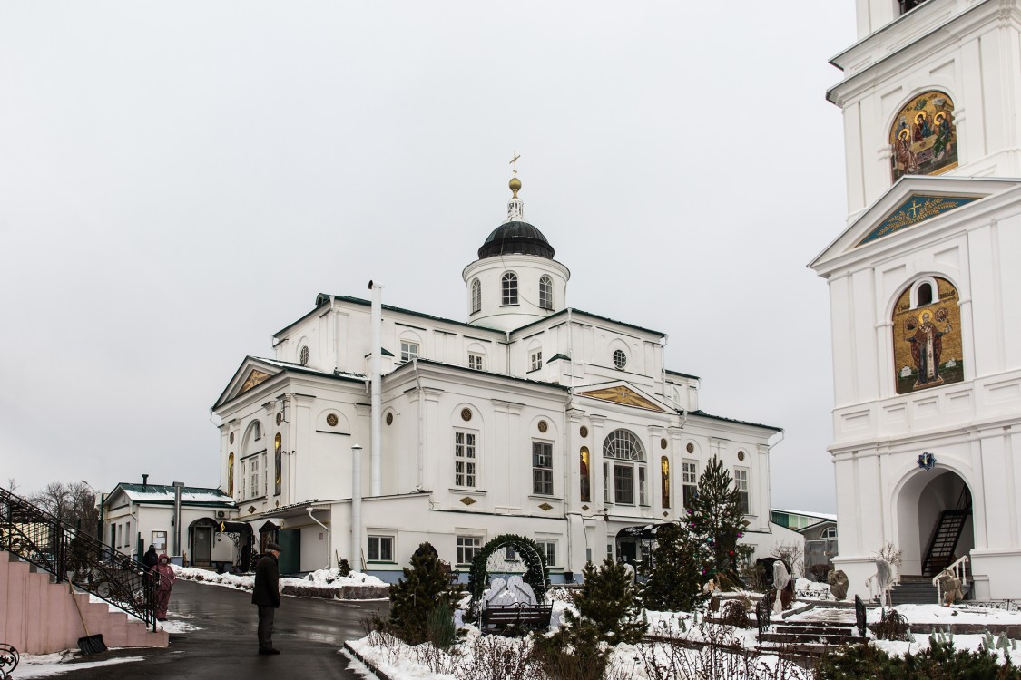 Арзамас. Николаевский женский монастырь. Церковь Богоявления Господня. общий вид в ландшафте