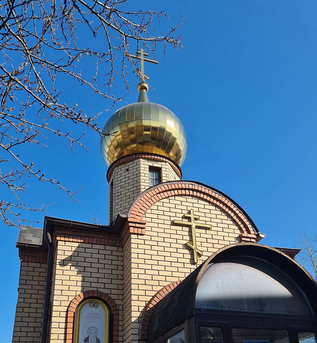 Вид с запада, архитектурные детали. Храм-часовня Владимирской иконы Божией Матери, Ватутинки (Новомосковский административный округ (НАО), г. Москва)