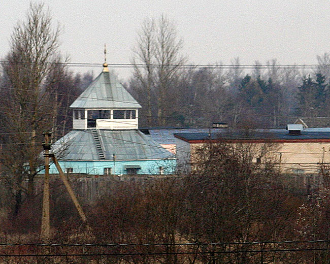Церковь Николая Чудотворца при ИК-2 (женской колонии), Ульяновка (Саблино) (Тосненский район, Ленинградская область). общий вид в ландшафте, Вид с дороги Санкт-Петербург - Москва