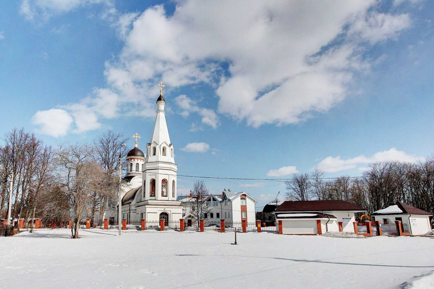Церковь Тихвинской иконы Божией Матери в Троицке, Троицк (Троицкий административный округ (ТАО), г. Москва). общий вид в ландшафте