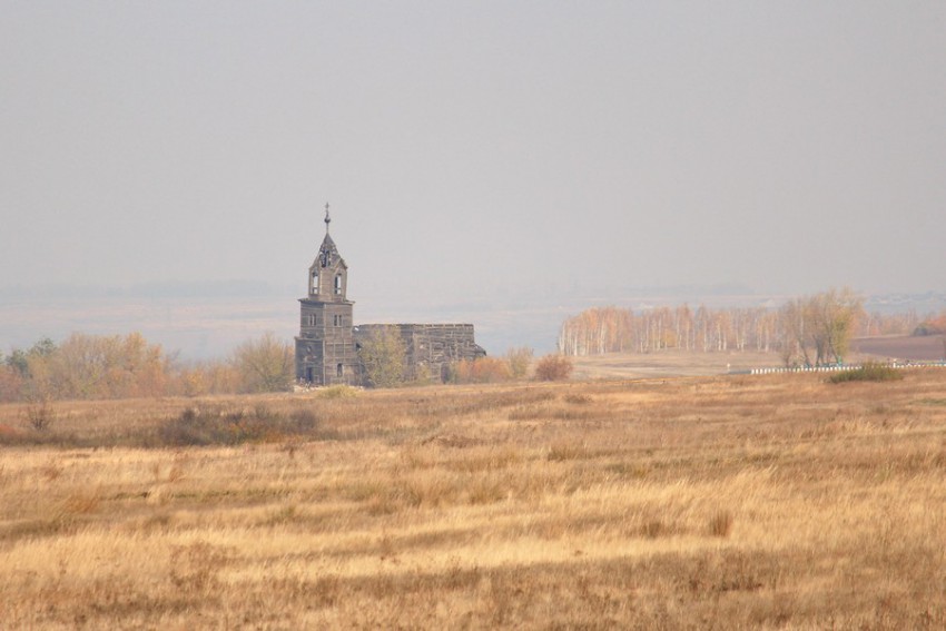 Павловка. Церковь Михаила Архангела. общий вид в ландшафте, Вид с дороги в Нероновку