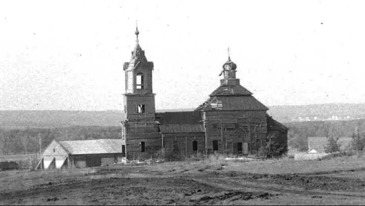 Церковь Михаила Архангела, Павловка (Сергиевский район, Самарская область). архивная фотография, Храм в советские годы. Источник: Храм Архангела Михаила в с. Павловка, http://vk.com/public153250434 
