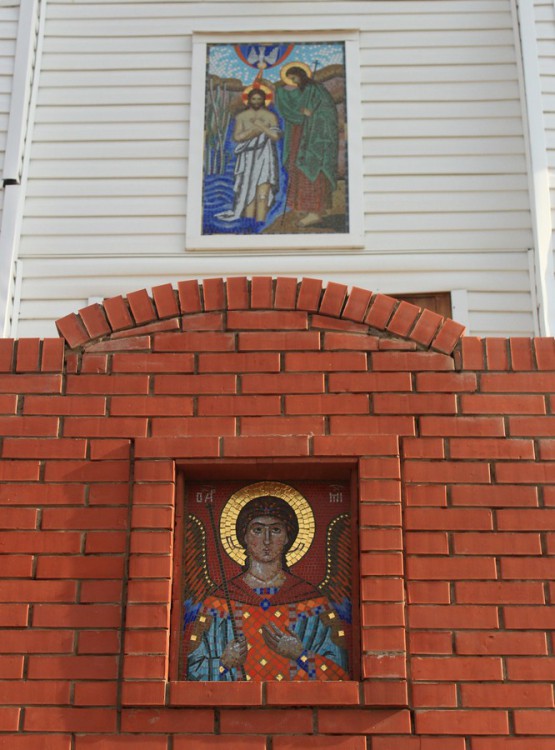 Суходол. Церковь Михаила Архангела. архитектурные детали, Мозаичные иконы западного фасада
