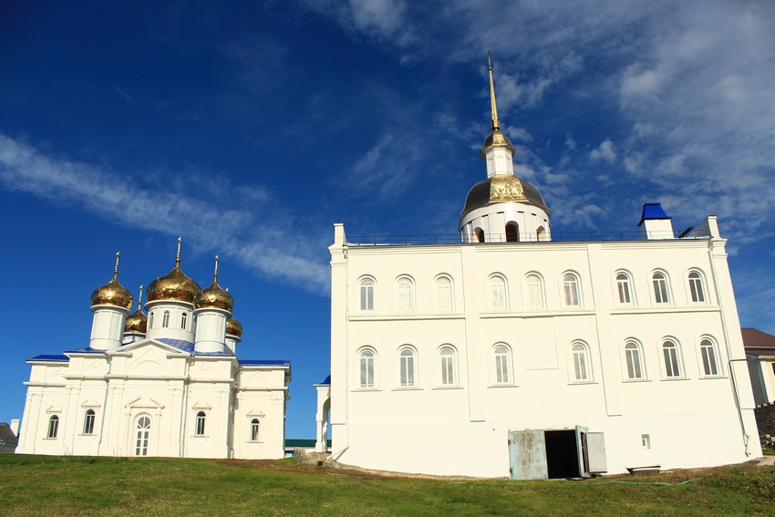Благовещенский скит. Церковь Варвары великомученицы, Фёдоровка (Тольятти, город, Самарская область). общий вид в ландшафте, Вид со стороны Волги. На заднем плане - церковь Благовещения