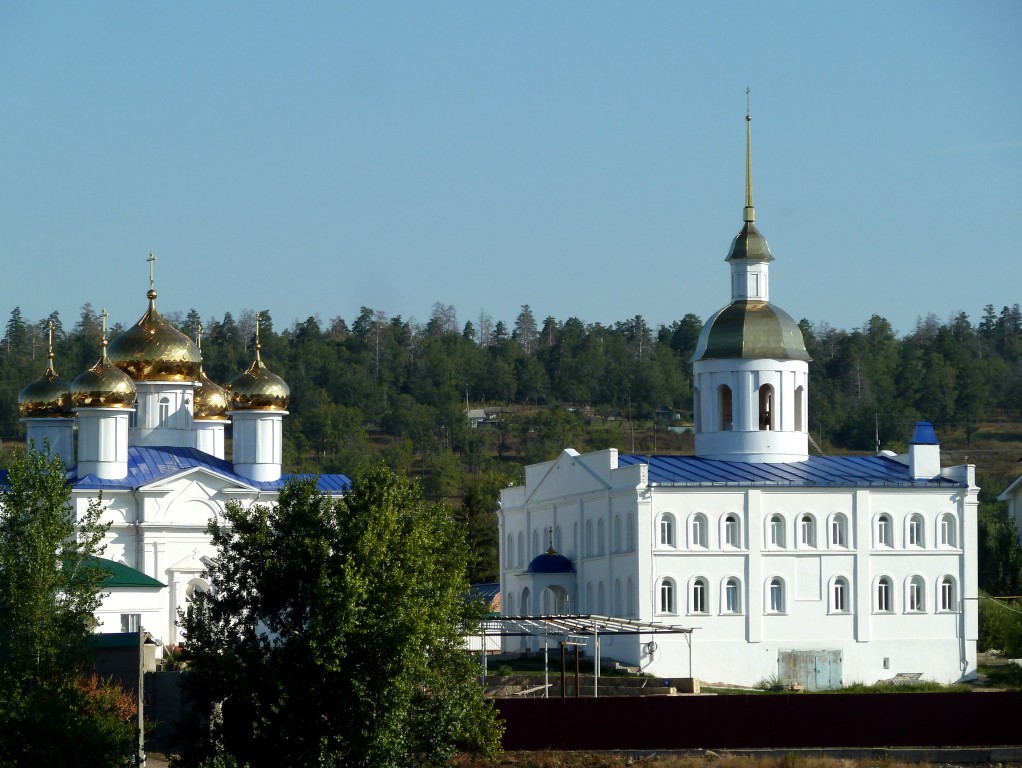 Фёдоровка. Благовещенский скит. Церковь Варвары великомученицы. фасады, Вид с Волги. Слева- Благовещенская церковь