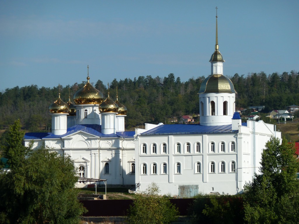 Фёдоровка. Благовещенский скит. Церковь Варвары великомученицы. фасады, Вид с Волги. Слева- Благовещенская церковь