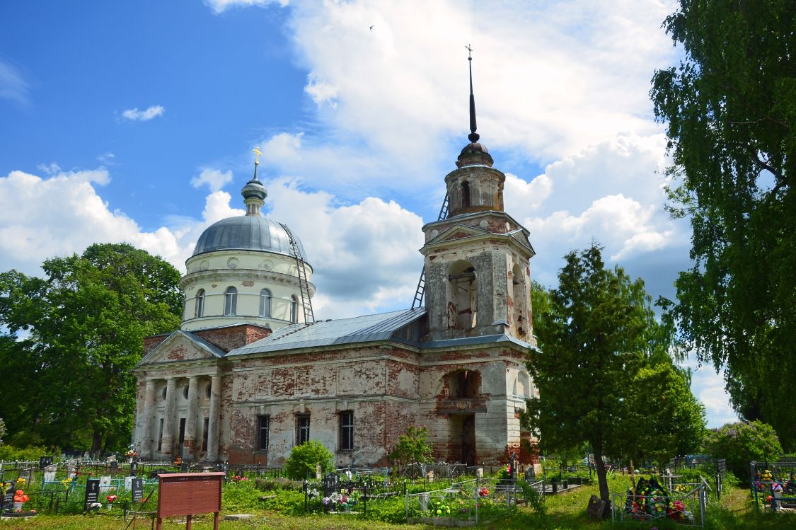 Церковь Троицы Живоначальной, Бакунино, урочище (Калининский район, Тверская область). фасады