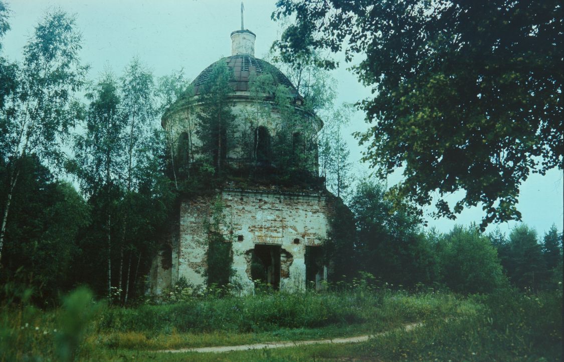 Холмец, погост. Церковь Михаила Архангела. фасады, 1993