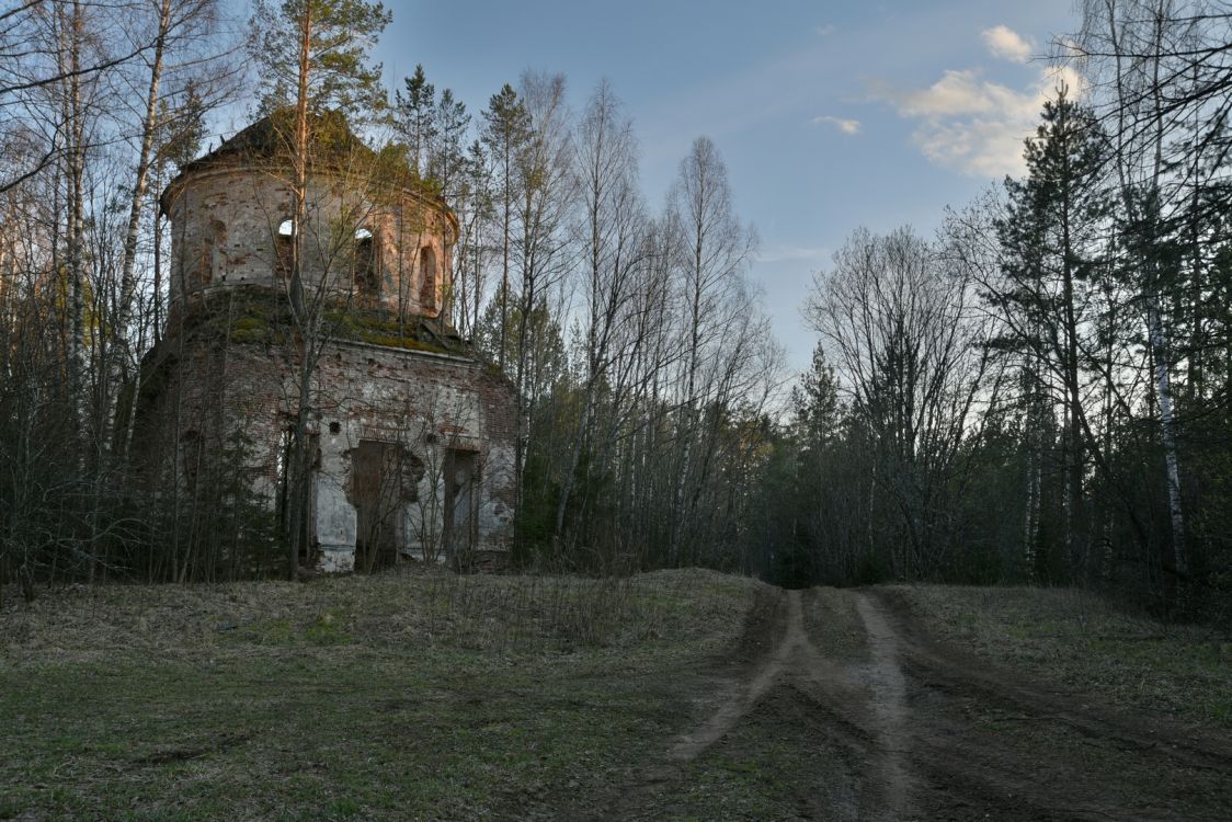 Церковь Михаила Архангела, Холмец, погост (Калининский район, Тверская область). общий вид в ландшафте, Общий вид с северо-востока