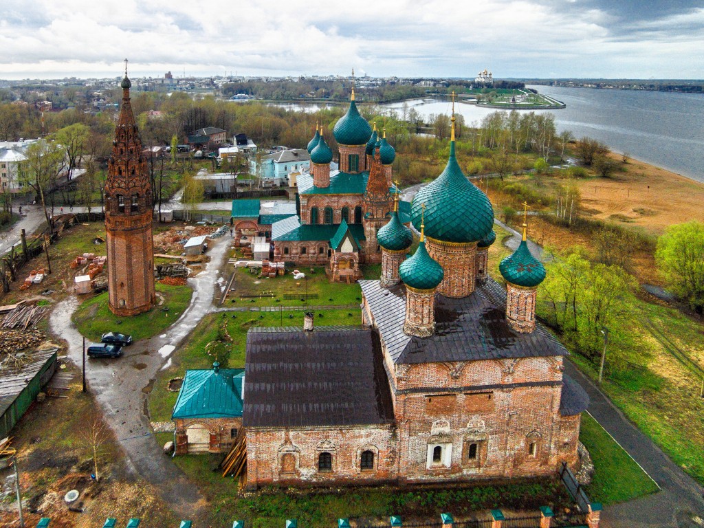 Ярославль. Церковь Сретения Владимирской иконы Божией Матери в Коровниках. общий вид в ландшафте