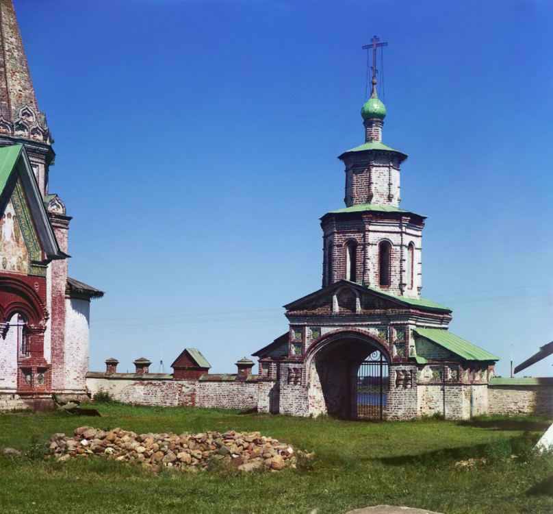 Церковь Иоанна Златоуста в Коровниках, Ярославль (Ярославль, город, Ярославская область). архивная фотография, Фото С.М. Прокудина-Горского Лето 1912 года Выход на Волгу из ограды церкви