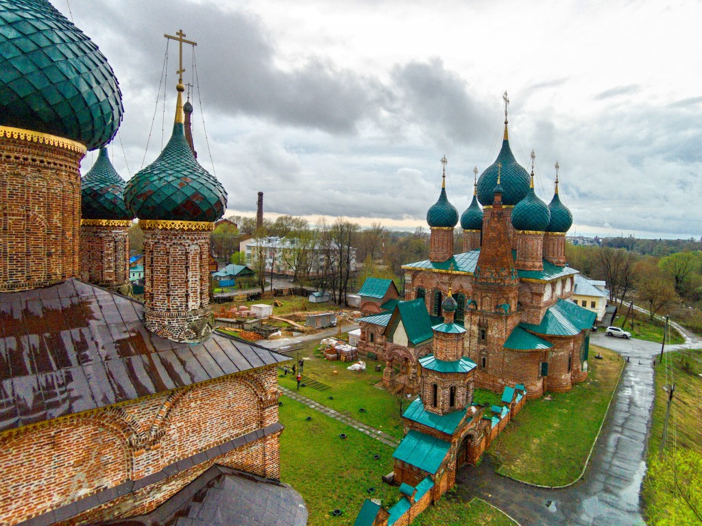 Ярославль. Церковь Иоанна Златоуста в Коровниках. общий вид в ландшафте