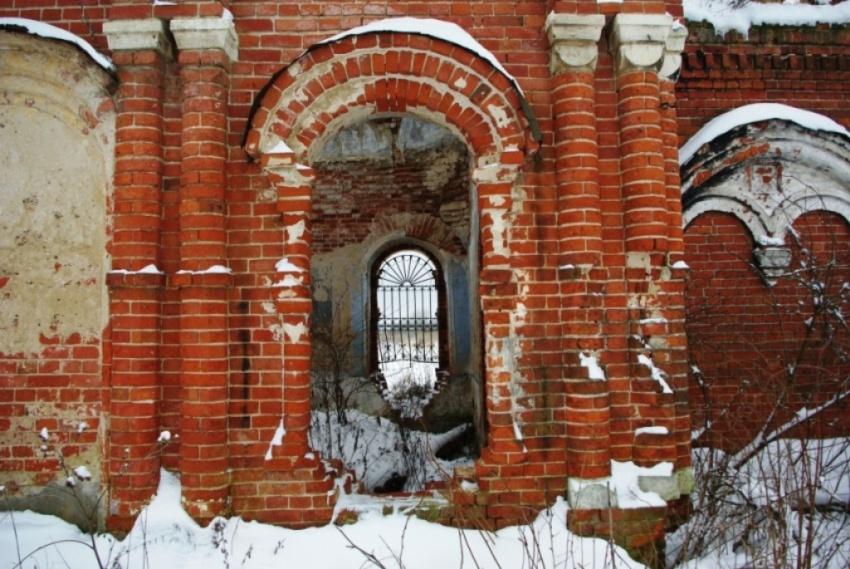 Часовня в память о спасении Александра II при покушении 4 апреля 1866 года, Пирогово (Калининский район, Тверская область). архитектурные детали, фрагмент северного фасада