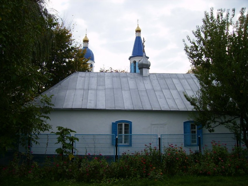 Церковь Рождества Пресвятой Богородицы, Старокорсунская (Краснодар, город, Краснодарский край). фасады, На  переднем  плане  -  старый  храм.