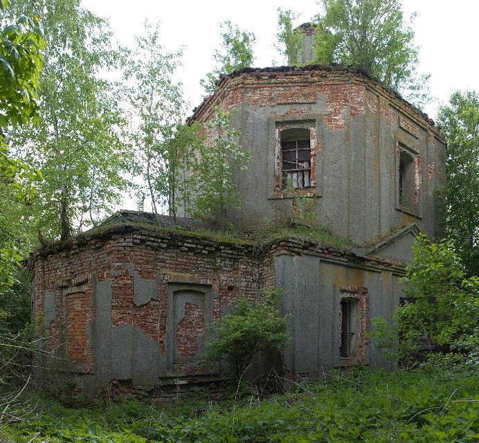 Церковь Рождества Пресвятой Богородицы, Ясенок (Новомосковский район, Тульская область). фасады, Храм со всех сторон, кроме западной, сильно оброс деревьями; этот снимок пришлось склеить из 3-х вертикальных кадров, сделанных из положения почти вплотную к абсиде.