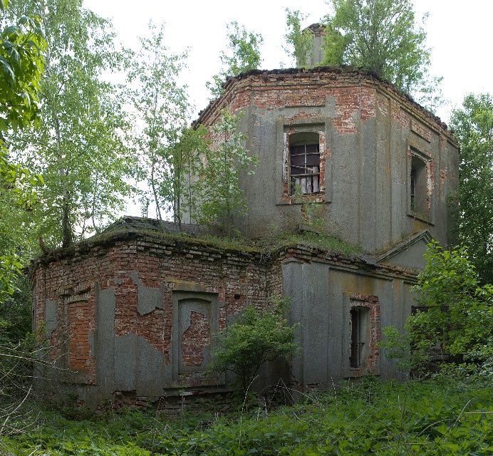 Ясенок. Церковь Рождества Пресвятой Богородицы. фасады, Храм со всех сторон, кроме западной, сильно оброс деревьями; этот снимок пришлось склеить из 3-х вертикальных кадров, сделанных из положения почти вплотную к абсиде.