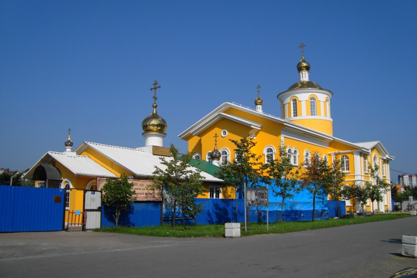 Красногвардейский район. Церковь Покрова Пресвятой Богородицы. общий вид в ландшафте