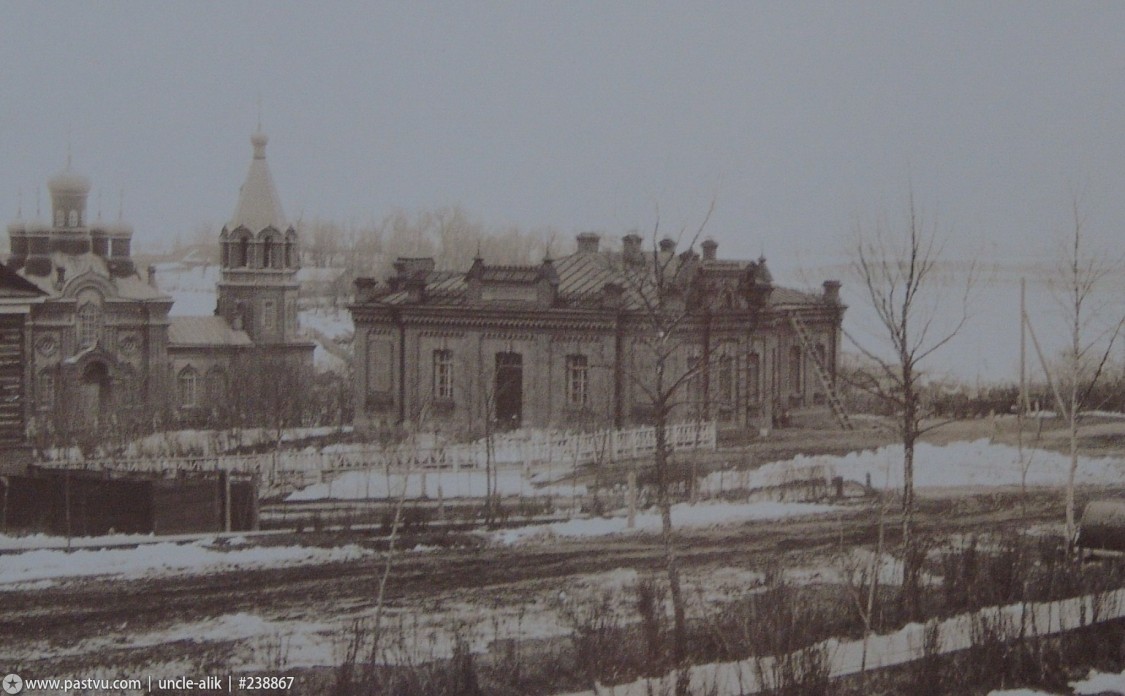 Церковь Иннокентия, епископа Иркутского (каменная), Хабаровск (Хабаровск, город, Хабаровский край). архивная фотография, Дом причта на территории Иннокентиевской церкви (здание не сохранилось), ул. Тургенева 73б     Источник: https://pastvu.com/