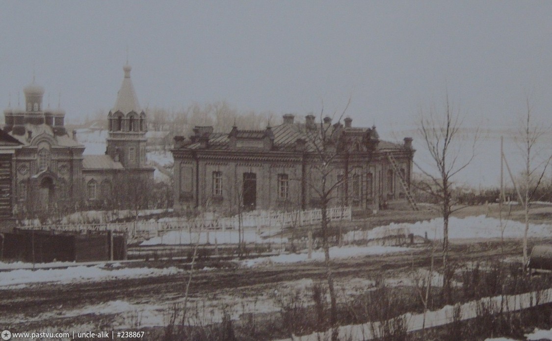 Хабаровск. Церковь Иннокентия, епископа Иркутского. архивная фотография, Дом причта на территории Иннокентиевской церкви (здание не сохранилось), ул. Тургенева 73б     Источник: https://pastvu.com/