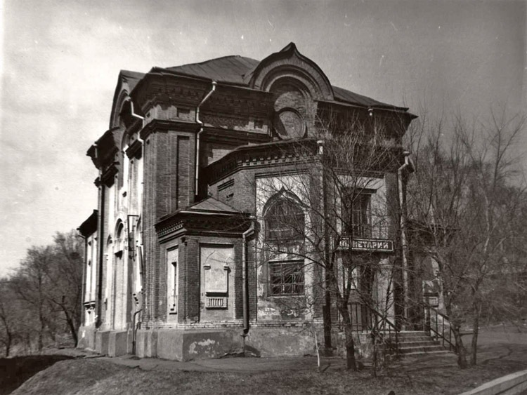 Церковь Иннокентия, епископа Иркутского (каменная), Хабаровск (Хабаровск, город, Хабаровский край). архивная фотография, Планетарий в здании Свято-Иннокентиевского храма с сайта http://svt-innokentiy.info/svyato-innokentevskij-prihod/about/history/