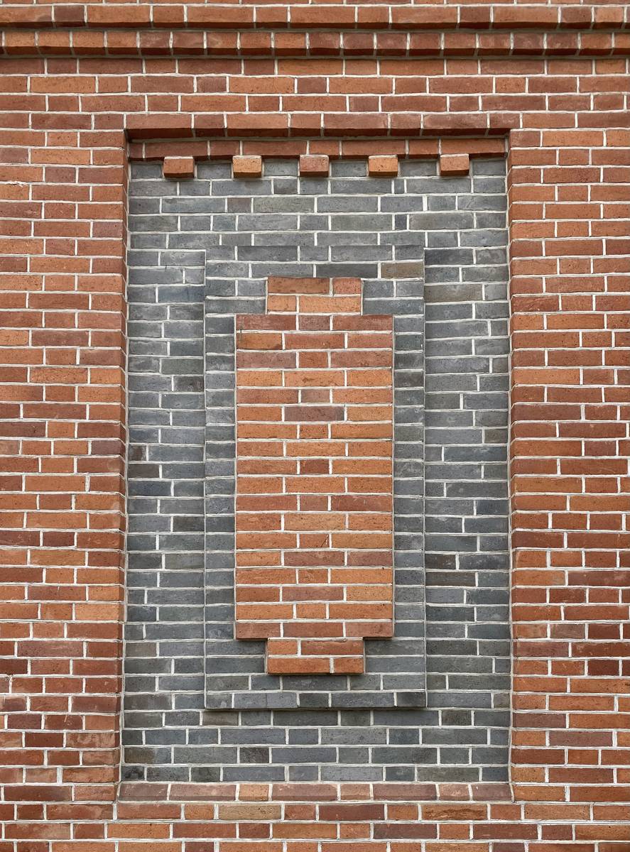 Образец кирпичного фасадного декора, архитектурные детали. Церковь Иннокентия, епископа Иркутского (каменная), Хабаровск (Хабаровск, город, Хабаровский край)