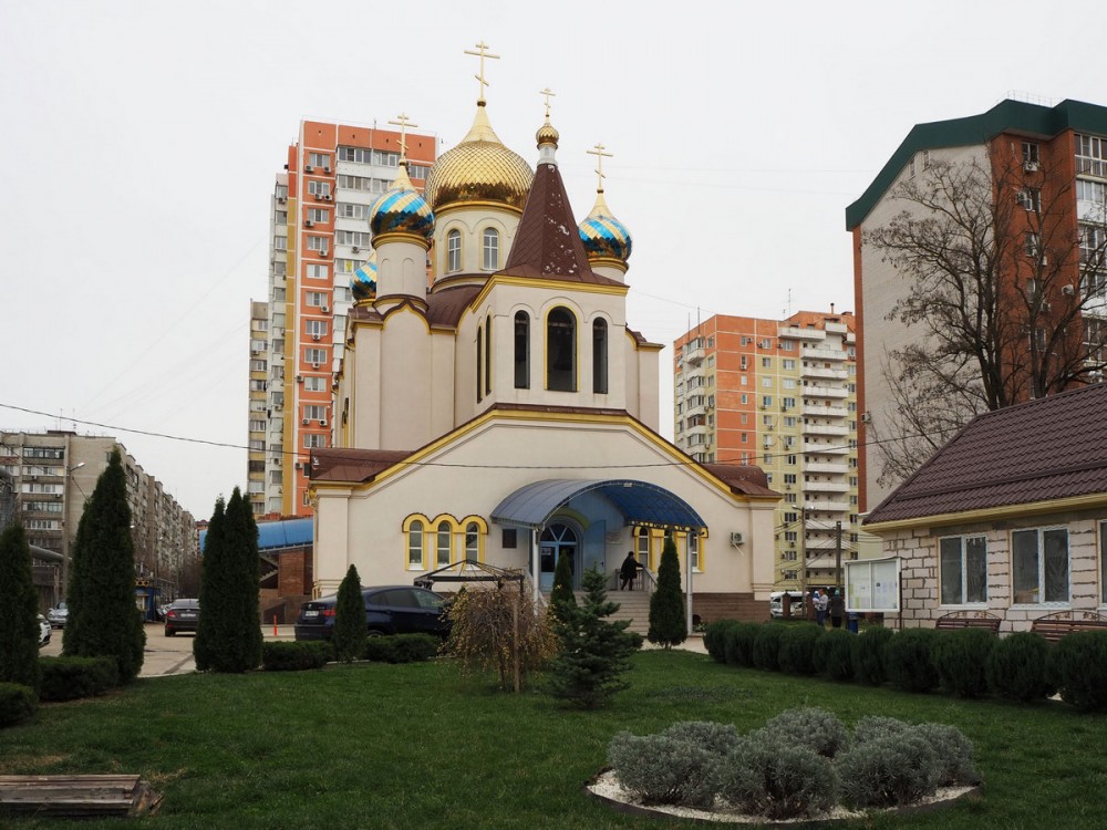 Краснодар. Церковь Николая Чудотворца. общий вид в ландшафте