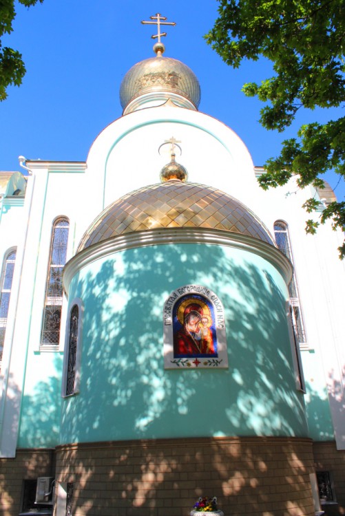 Краснодар. Церковь Казанской иконы Божией Матери. общий вид в ландшафте, Вид с востока