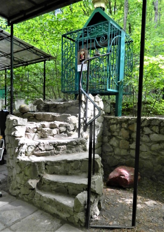 Троице-Параскевиевский Топловский монастырь. Часовня Георгия Победоносца, Учебное (Белогорский район, Республика Крым). дополнительная информация, Звонница