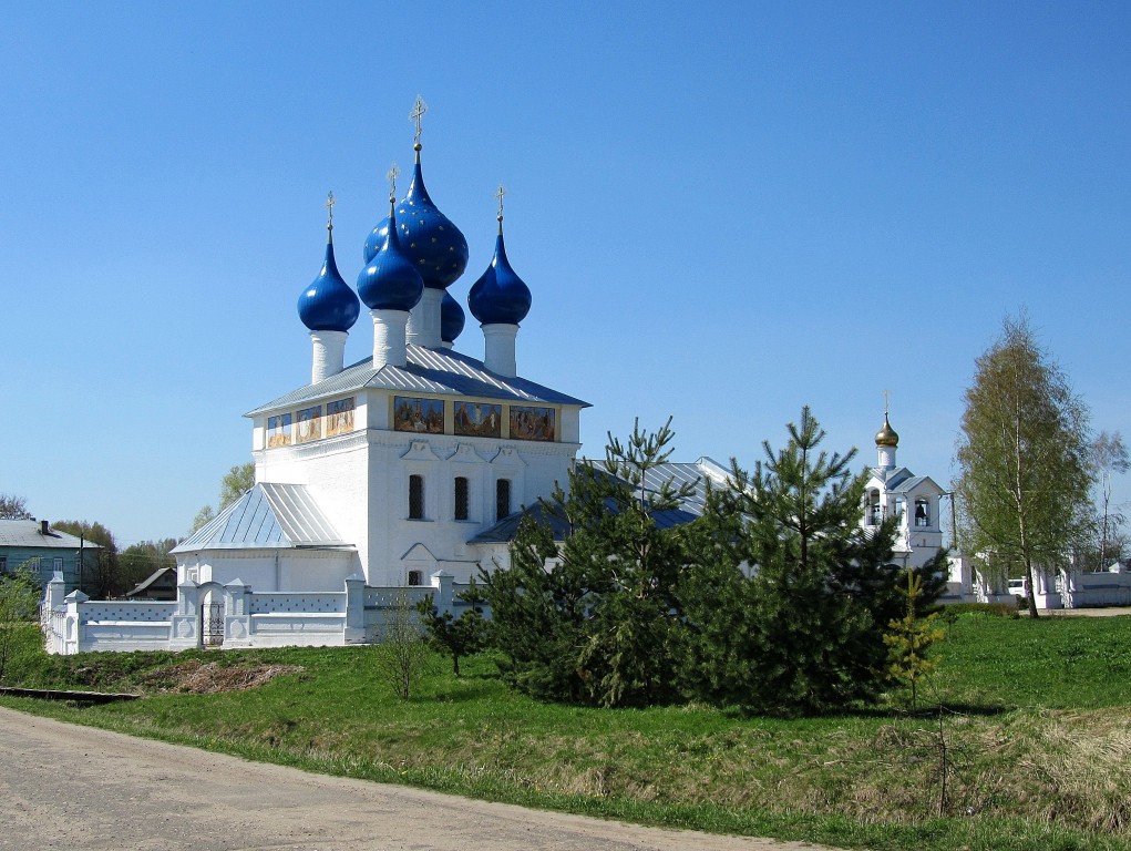 Церковь Воскресения Христова, Бурмакино, село (Некрасовский район, Ярославская область). фасады, вид с северо-востока, сзади Петропавловская церковь