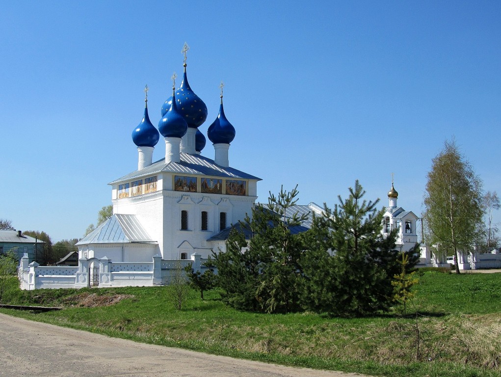 Бурмакино, село. Церковь Воскресения Христова. фасады, вид с северо-востока, сзади Петропавловская церковь