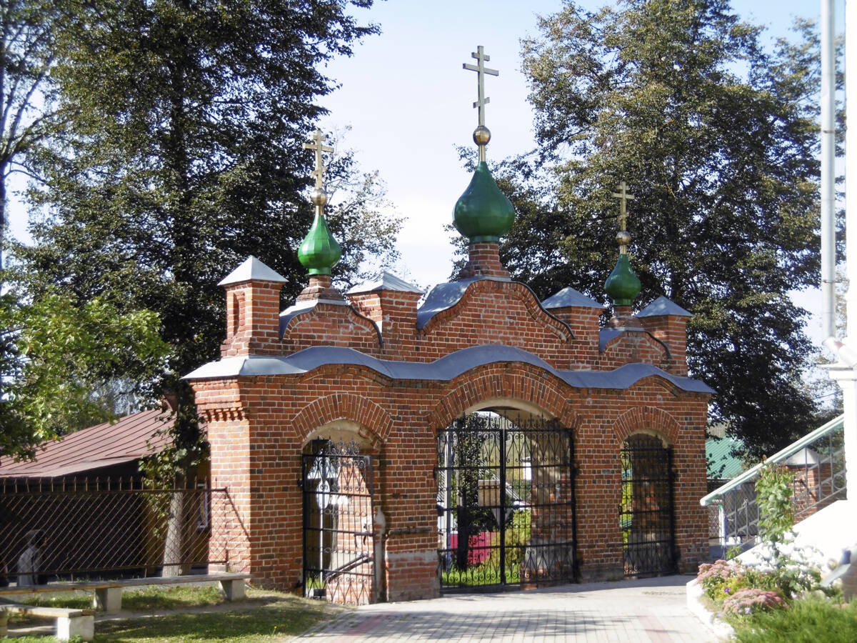 Церковь Всех Святых, Семёнов (Семёновский ГО, Нижегородская область). дополнительная информация, Главные врата ограды церковной территории 
