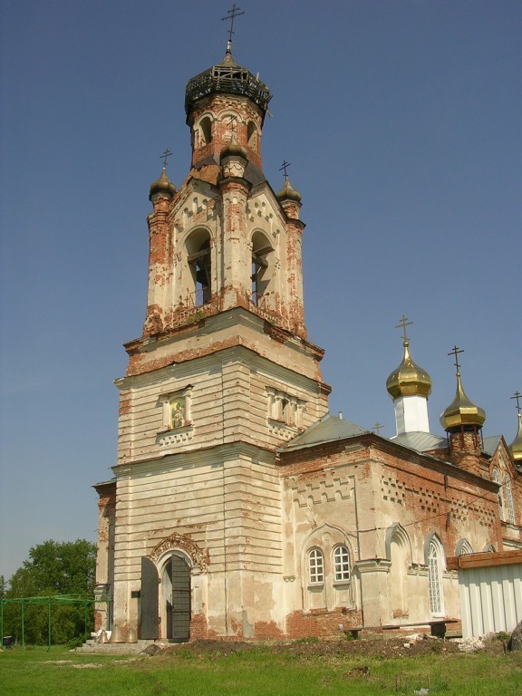 Церковь Усекновения главы Иоанна Предтечи, Крестовское (Шадринский район и г. Шадринск, Курганская область). фасады, Вход в храм. Новые колокола.