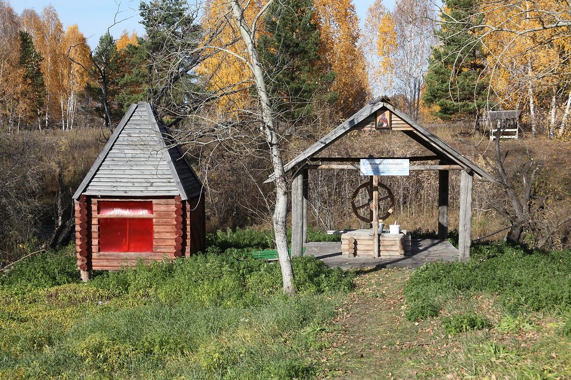 Церковь Усекновения главы Иоанна Предтечи, Крестовское (Шадринский район и г. Шадринск, Курганская область). дополнительная информация, Святой источник в 111 метрах от храма