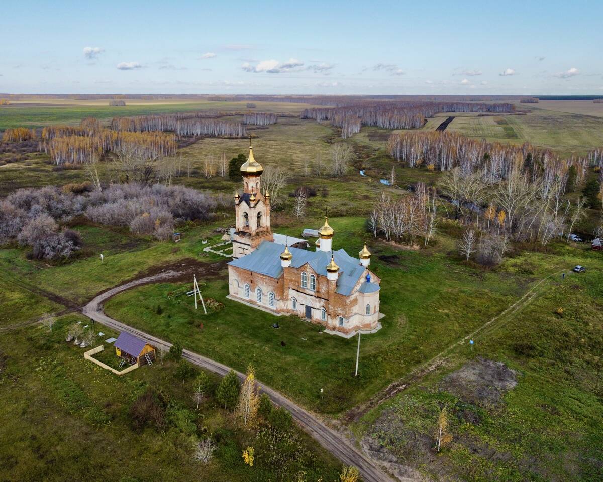 Церковь Усекновения главы Иоанна Предтечи, Крестовское (Шадринский район и г. Шадринск, Курганская область). общий вид в ландшафте