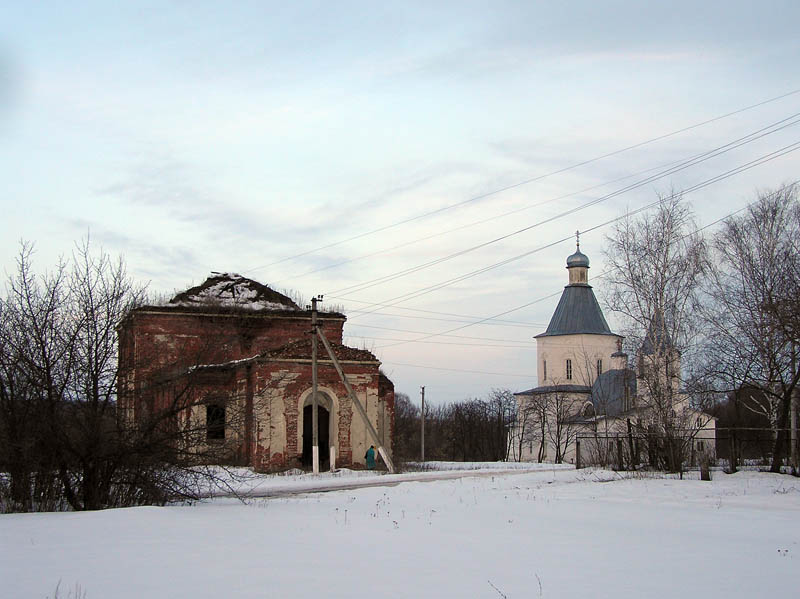 Талица. Церковь Троицы Живоначальной. общий вид в ландшафте, Справа - Казанская церковь