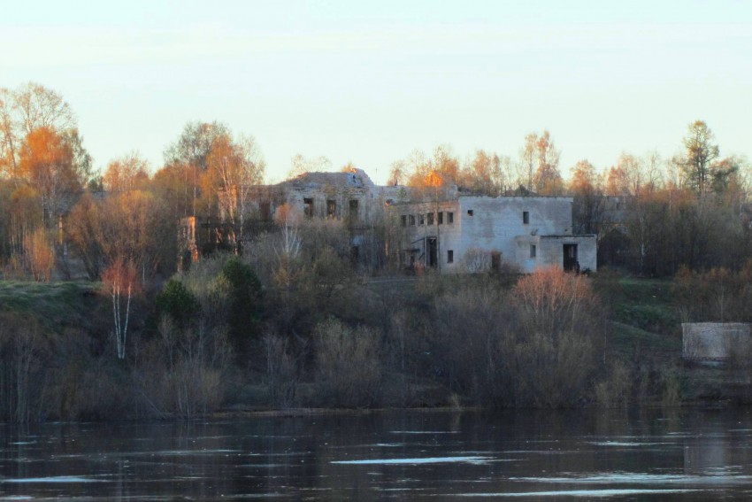 Церковь Воскресения Христова, Ирта (Ленский район, Архангельская область). общий вид в ландшафте, вид с Вычегды