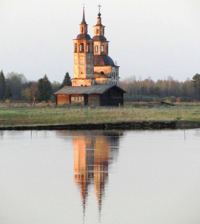 Вожем. Церковь Троицы Живоначальной. общий вид в ландшафте, вид с юго-запада
