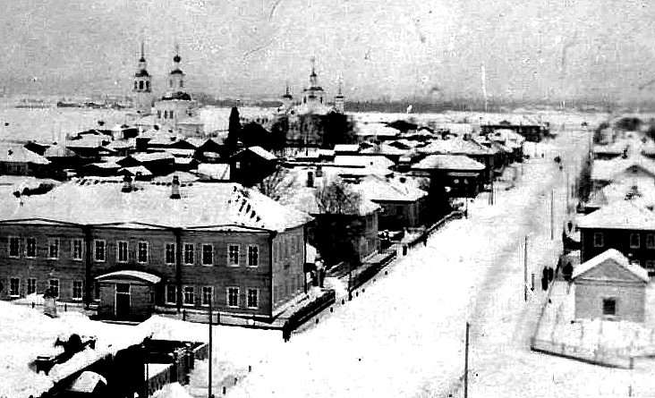 Собор Преображения Господня, Яренск (Ленский район, Архангельская область). архивная фотография, Вид на Преображенский и Богородицкий соборы с колокольни Покровской церкви. Фотография 1909 года из фондов ЯКМ.