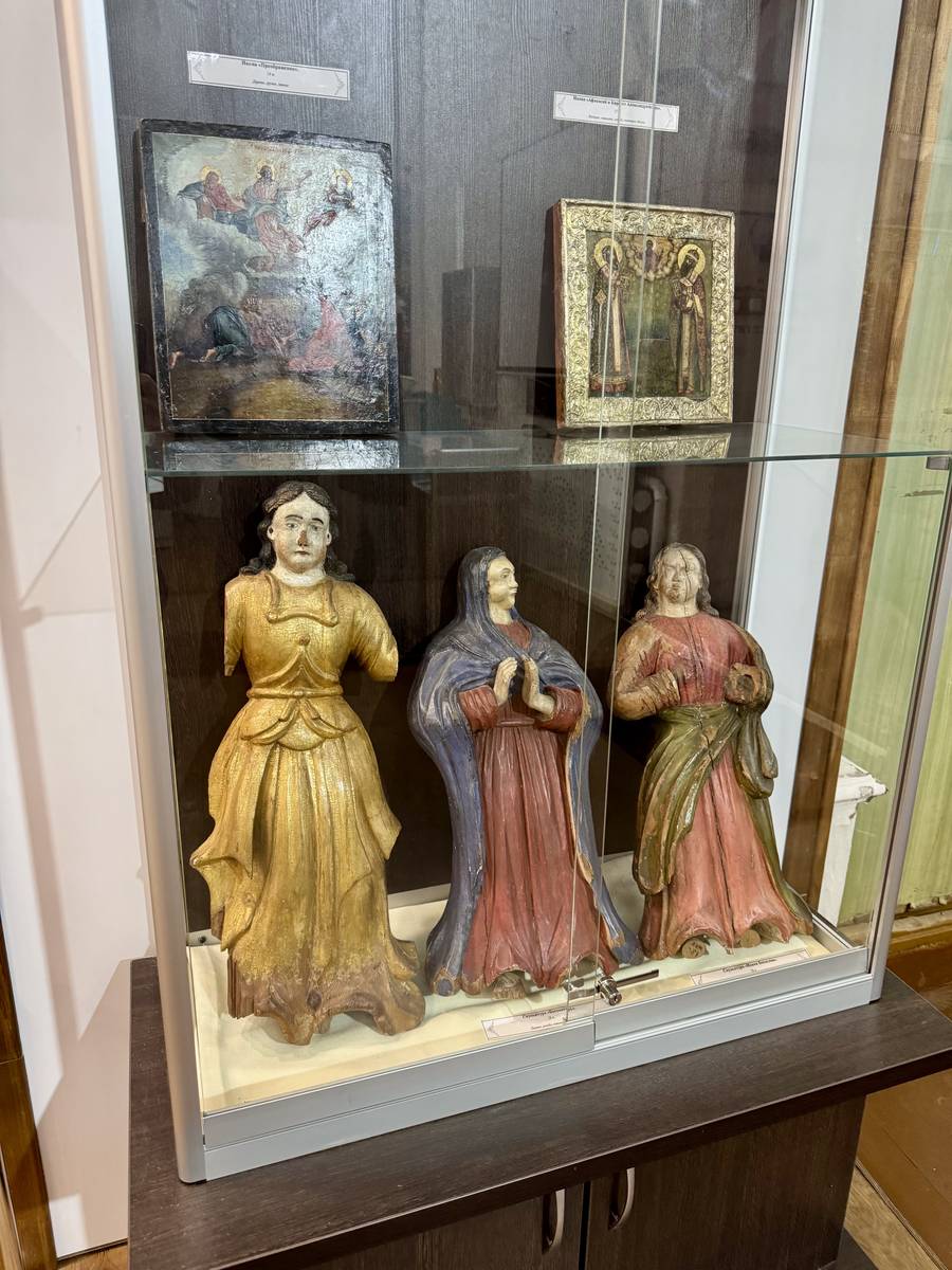 Экспозиция церковной скульптуры в музее в соборе, дополнительная информация. Собор Преображения Господня, Яренск (Ленский район, Архангельская область)