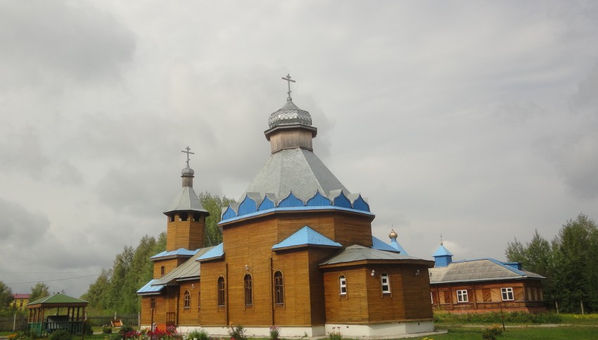 Церковь Успения Пресвятой Богородицы, Микунь (Усть-Вымский район, Республика Коми). общий вид в ландшафте, Общий вид церкви с юго-востока