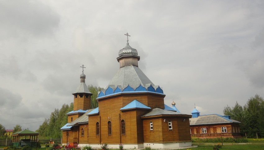 Микунь. Церковь Успения Пресвятой Богородицы. общий вид в ландшафте, Общий вид церкви с юго-востока