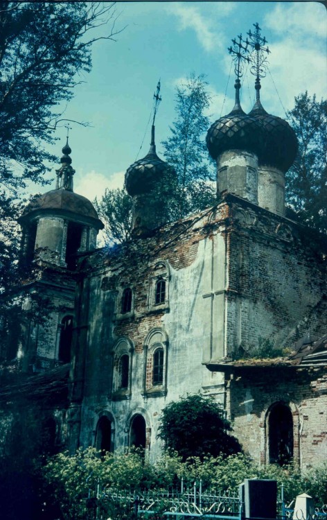 Церковь Троицы Живоначальной, Алабузино (Бежецкий район, Тверская область). фасады, фото 1994