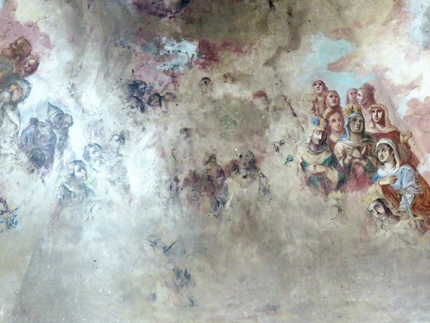 Церковь Смоленской иконы Божией Матери, Алабузино (Бежецкий район, Тверская область). интерьер и убранство, Остатки росписей на сводах верхнего храма